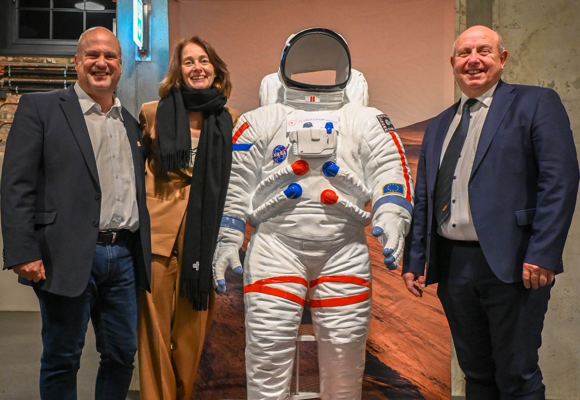 Geschäftsführer des ASB-Landesverbandes Sven Baumgarten, ASB-Präsidentin Dr. Katarina Barley und ASB-Landesvorsitzender Matthias Quickert (v. l.) im Planetarium in Halle. 